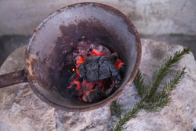 Räucherpfanne mit Glut, Foto Anita Arneitz